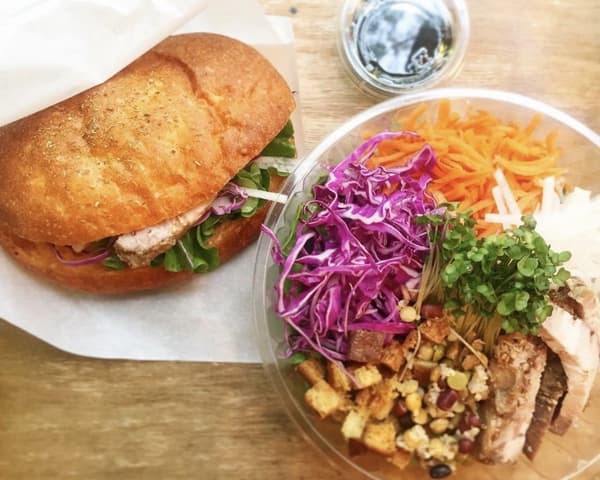 Un sándwich y un tazón de ensalada