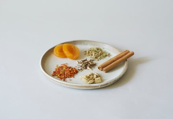 Tanaman botani yang digunakan dalam HOLON GIN SEASONAL 金木犀 0,00%, termasuk aprikot kering dan kayu manis