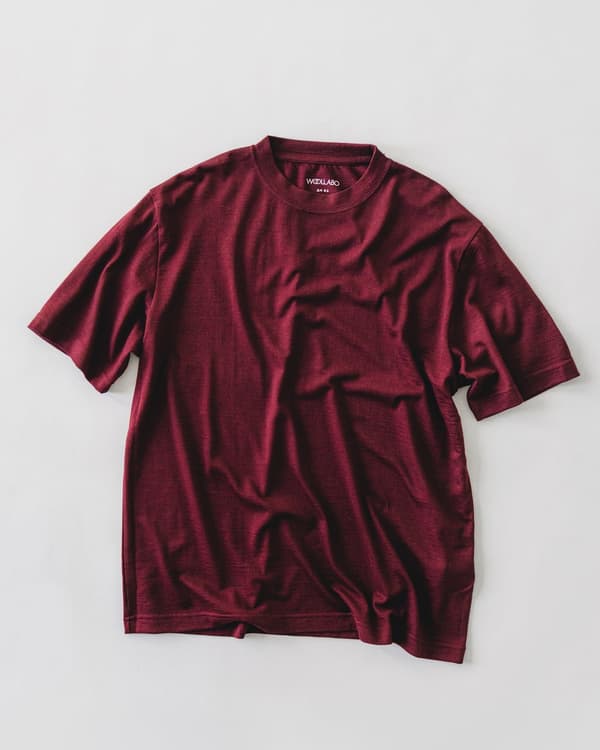 Una camiseta de lana color borgoña