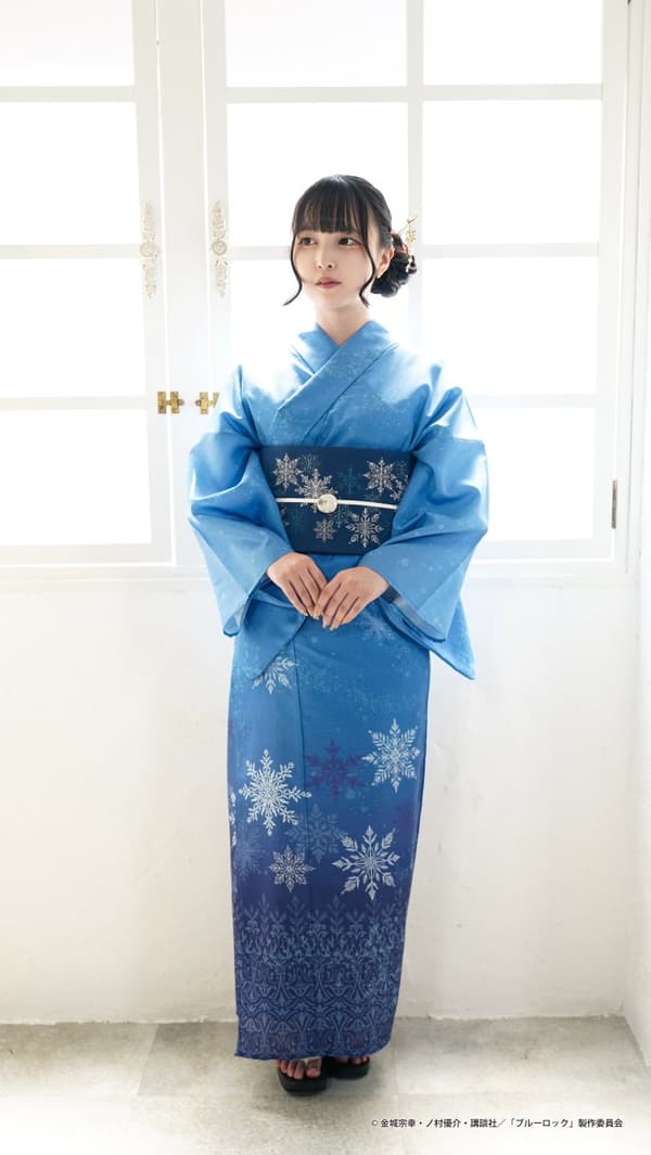 Un diseño genial basado en azul que incorpora motivos de copos de nieve y ovejas. Expresa la atmósfera tranquila y transparente de Hiori Yo en todo el yukata.
