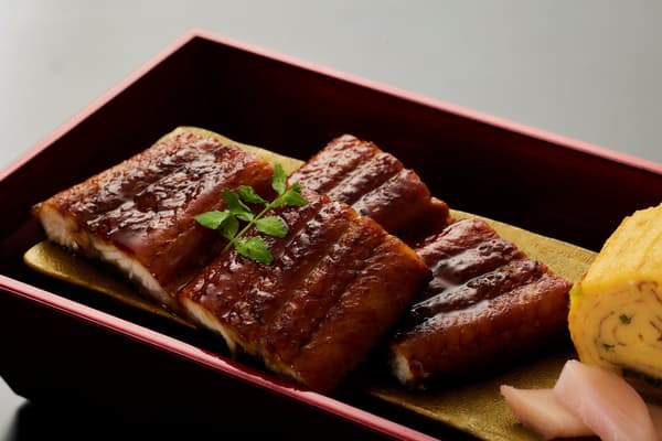 เมนูปลาไหลย่างส่วนหนึ่งของคอร์สไซโกดอน ไคเซกิ ที่ร้าน Suitenren