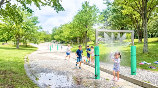 Children playing in the Jabujabu Pond water play area