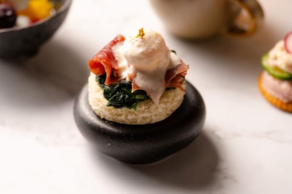 Eggs Benedict Kyo-Kabura Berselimut Salju