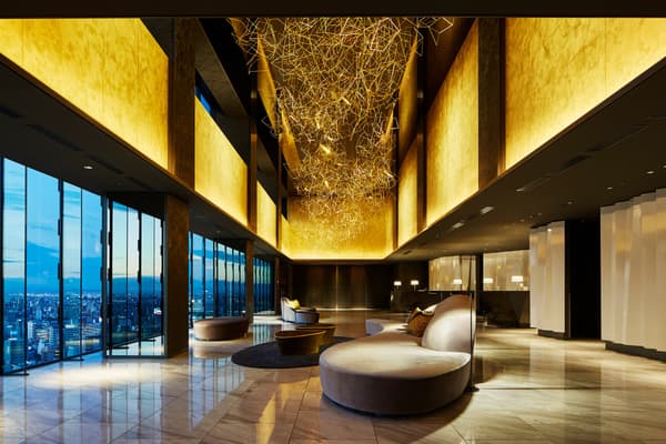 飯店大廳，帶有金色裝飾