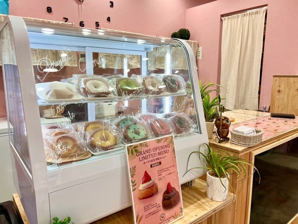 展示柜中陈列着色彩缤纷的甜甜圈