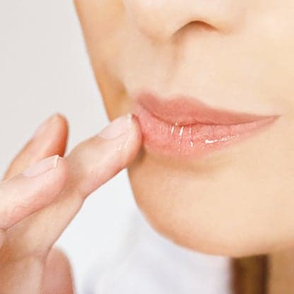 Aplicación del bálsamo labial