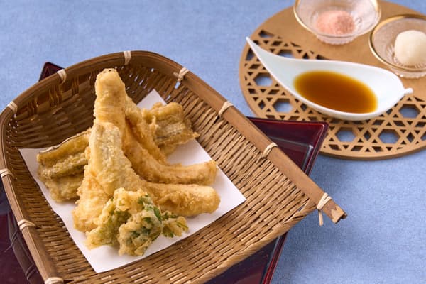 Tempura live-kitchen yang terbuat dari belut conger liar dari pelabuhan perikanan Kanezaki