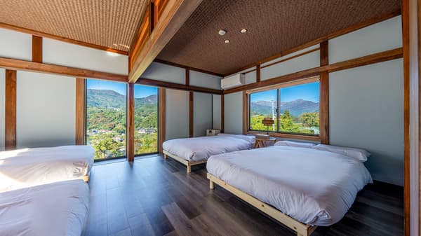 Kamar tidur dengan tempat tidur dan pemandangan gunung