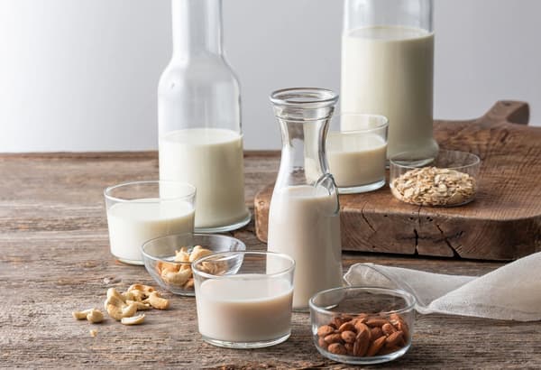 Leche vegetal hecha con almendras, anacardos y avena