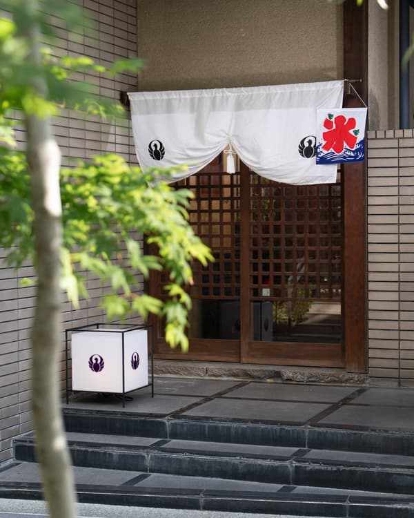 标有“冰”字的门帘表示店铺正在营业