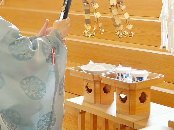 제사 상에 올려진 이토시마 소금 컵