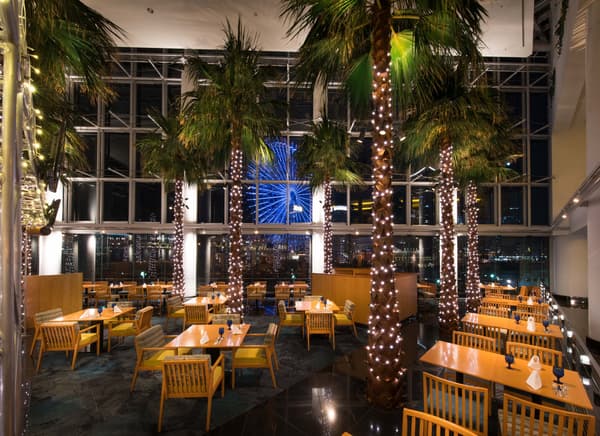 Interior Café Tosca (malam hari)