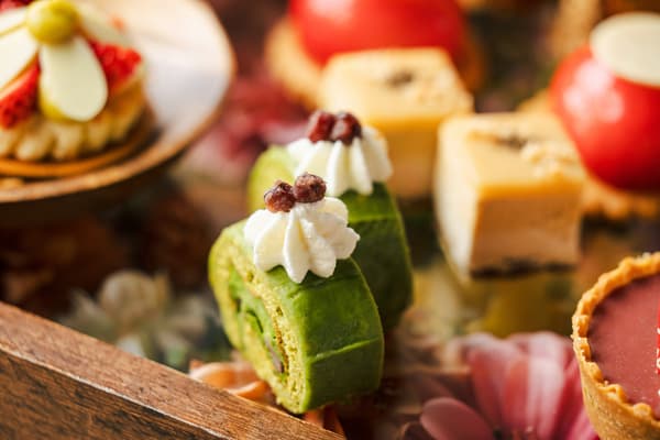 抹茶卷蛋糕，涂有抹茶甘纳许，内馅是北海道红豆