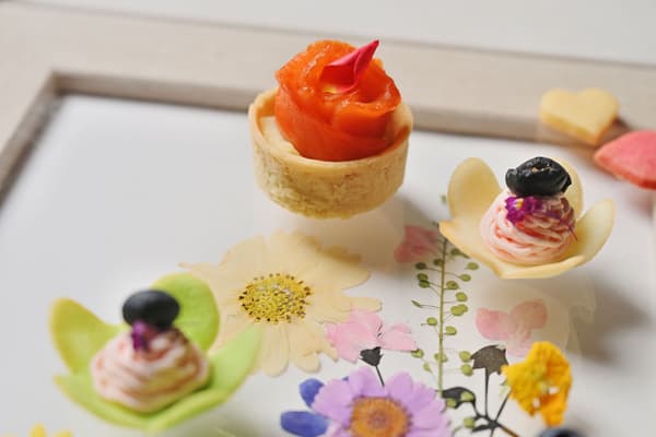 用压花装饰并分层糖果来创作艺术