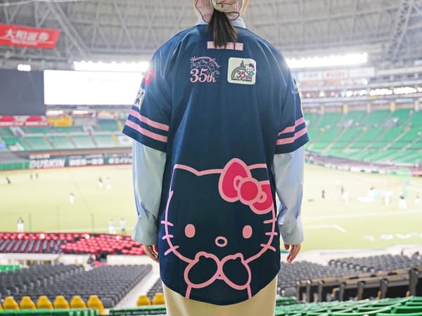 身穿粉红球衣的球迷塞满了球场