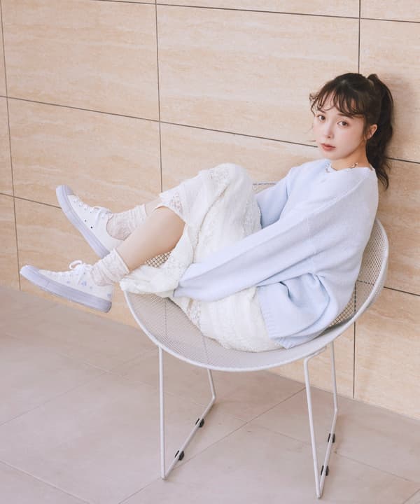 米白色运动鞋细节图 1