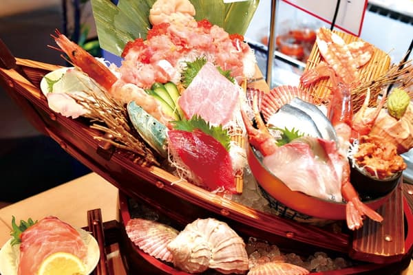 เรือซาชิมิไข่หอยเม่นฉลองครบรอบ 14 ปีที่ร้าน Nidaime Noguchi Seafood