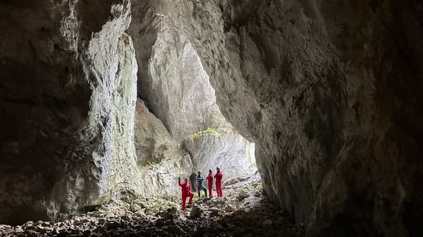 Los visitantes también aprenden cómo la vida local se ha entrelazado con las cuevas de piedra caliza de la región