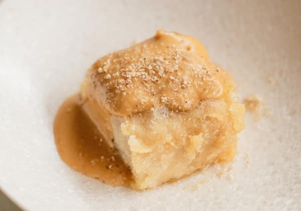 牛蒡泥配黑芝麻泡沫