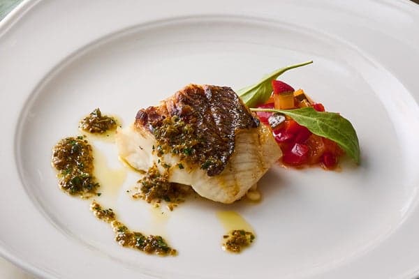 烤樱花鲷鱼配萨尔莫雷霍酱