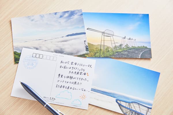Muestra de una postal original hecha en el lugar en la terraza Unkai