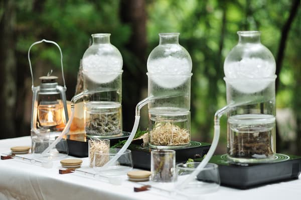 虹夕諾雅富士的「香氛森林蒸餾」,賓客可享受萃取自森林素材的蒸餾水香氣