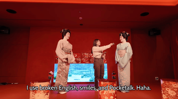 艺伎谈论Pocketalk翻译设备