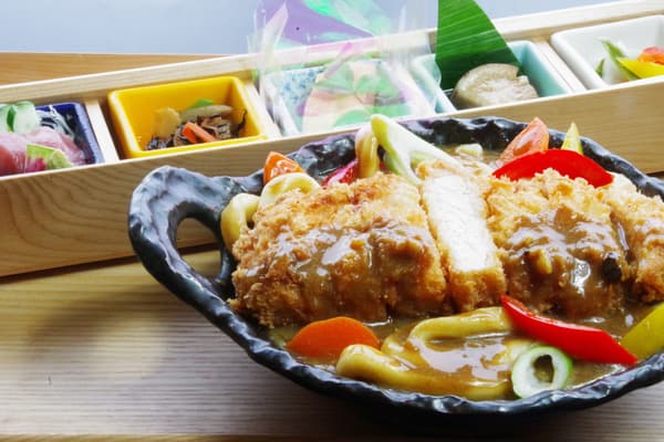 Udon de curry con dashi de Ise cubierto con tonkatsu o cerdo estofado