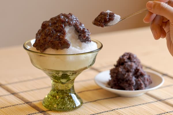 盛裝於仙台玻璃器皿中的齋彌牡丹餅冰