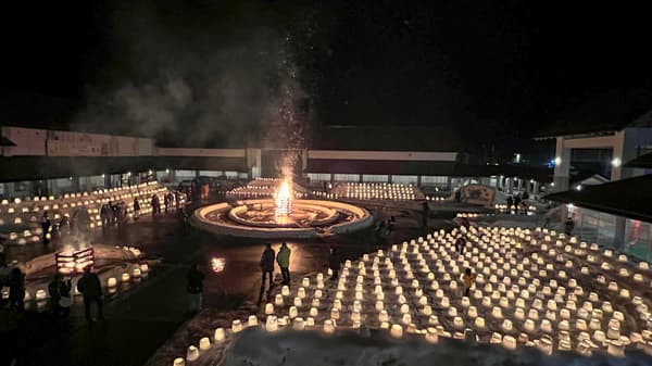雪的洁白与蜡烛的柔和光芒交相辉映，营造出一个梦幻般的世界