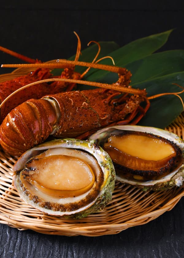 Lobster hidup dan abalon yang ditampilkan dalam paket kursus kelas atas