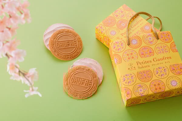 Petit Gaufre Sakura 648 yen (tax included)