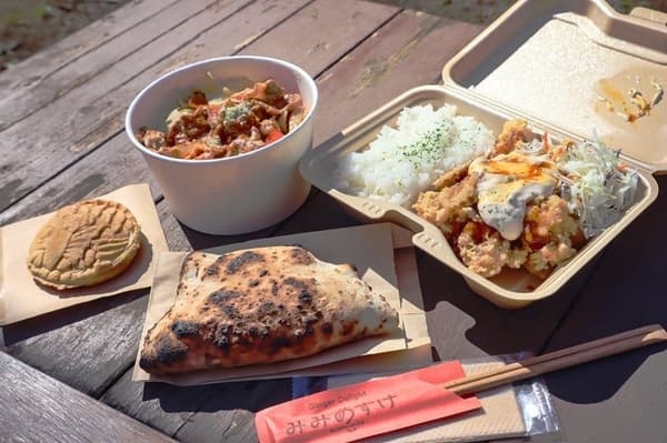 Gourmet food selections at the Ibaraido picnic event