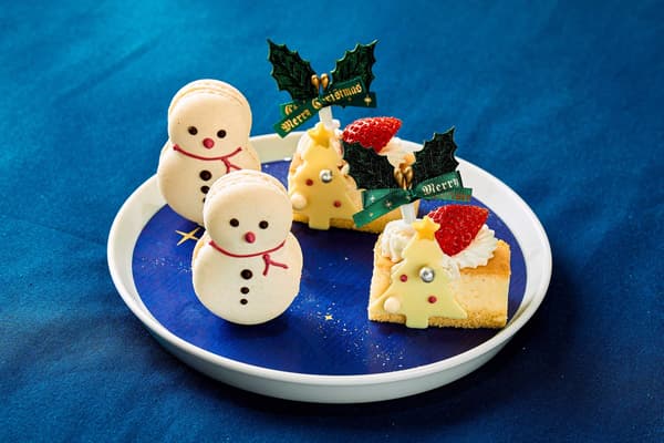 Holiday Tree Baked Cheesecake and Snowman Macarons