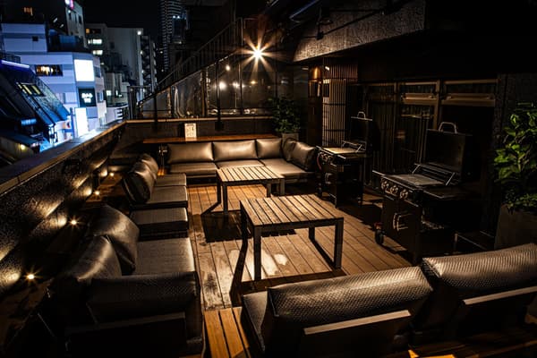 Panggangan dan tempat duduk sofa di bilik semi-privat