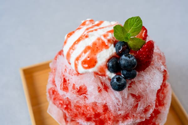 Es serut Kojimari dengan susu amazake, krim shio-koji, bluberi, dan stroberi
