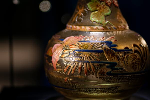 Emile Gallé, Jarrón de cuello de grulla con patrón de crisantemos, detalle