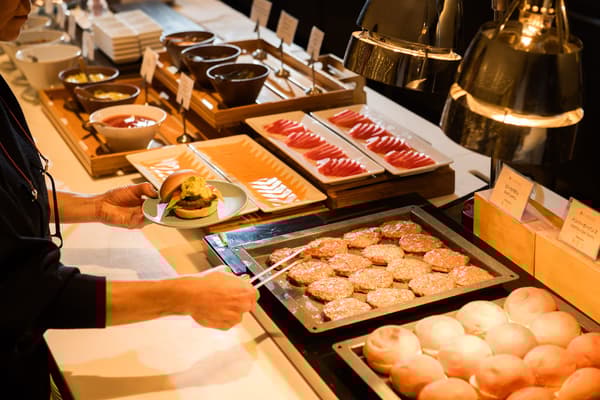 Hamburgers with abundant toppings and sauce varieties