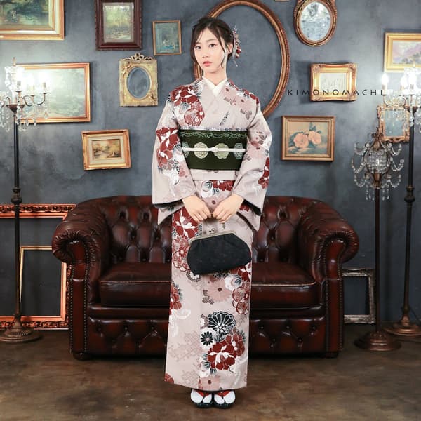 Cranes, Floral Crests, and Twisted Cherry Blossoms dalam warna merah muda pucat