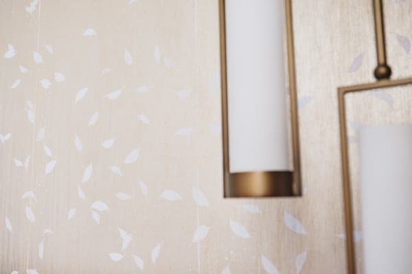 光亮的金色墙壁上的白色树叶图案