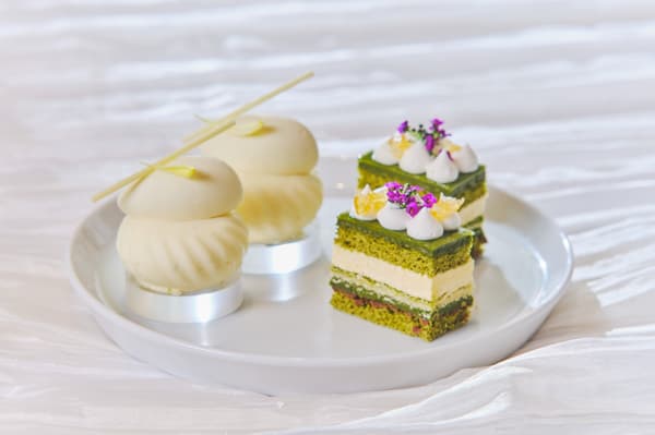 左：抹茶果凍與白巧克力萊姆慕斯 / 右：抹茶檸檬歐培拉