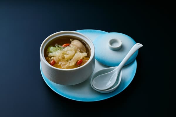魚翅與山珍海味慢燉湯品
