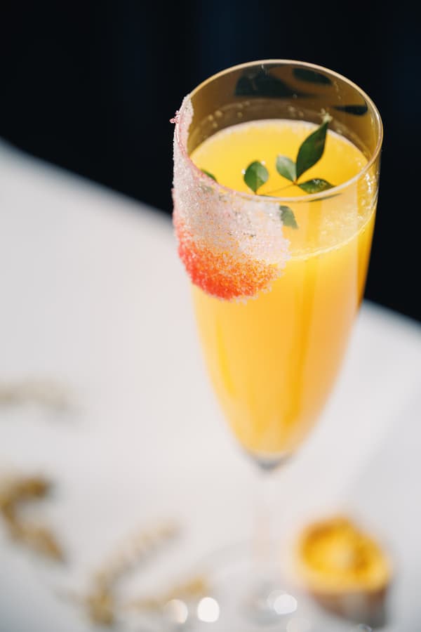 闪耀含羞草鸡尾酒，金色杯沿，闪闪发光