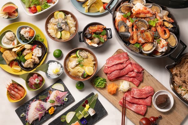 酒店提供的晚餐自助餐示例，以当地三重食材为特色