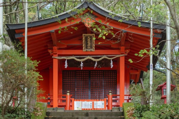 带有湖畔鸟居的九头龙神社本宫