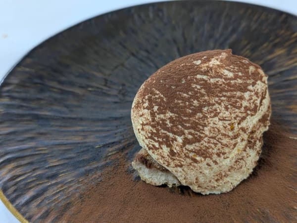 享用到餐点结尾的自制甜点