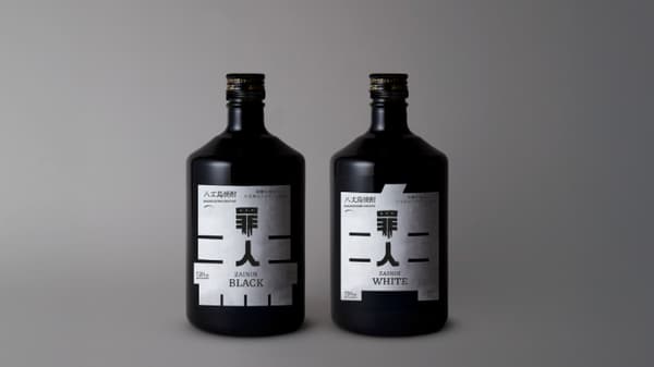 左：ZAININ BLACK，右：ZAININ WHITE