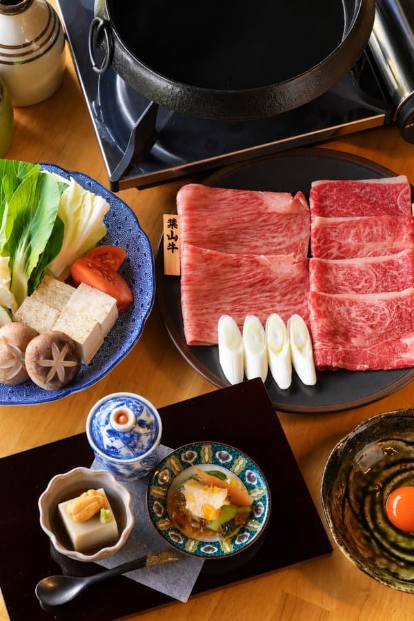 Imagen de una comida de sukiyaki de wagyu. Esta no es una foto del menú de seis platos con matsutake