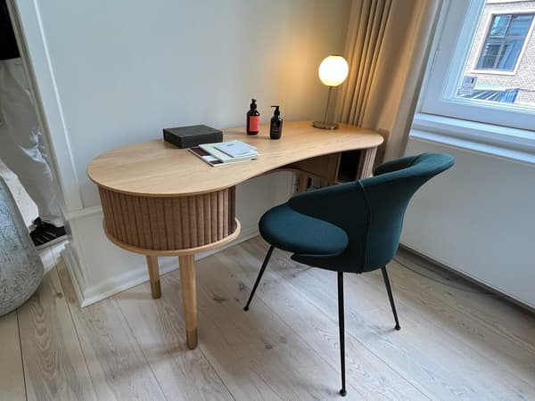 在 UMAGE 展厅：Audacious 书桌和 Time Flies 餐椅（2024 年哥本哈根 3daysofdesign 期间拍摄）