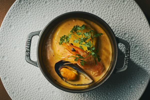 Quenelles lembut dengan saus kaya rasa lobster